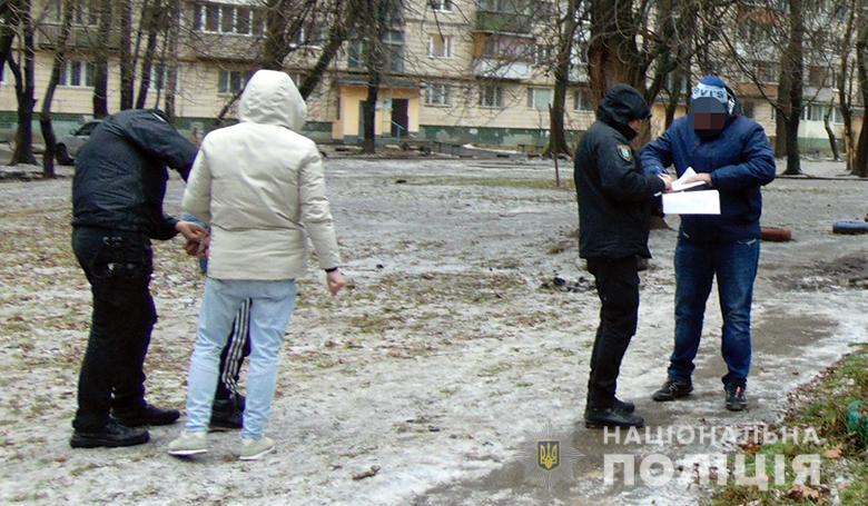 Столичні правоохоронці затримали чоловіка, який пограбував пенсіонерку